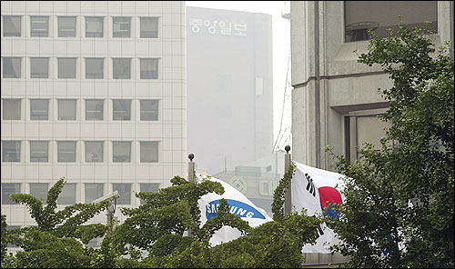 삼성과 중앙일보 서울 중구 태평로 삼성그룹 본관건물 뒷편에 중앙일보사 건물이 보인다. 이건희 삼성그룹 회장과 홍석현 중앙일보 전 사장은 매형과 처남 사이로, 이번 X파일 사건의 주요 핵심 인물이다. 